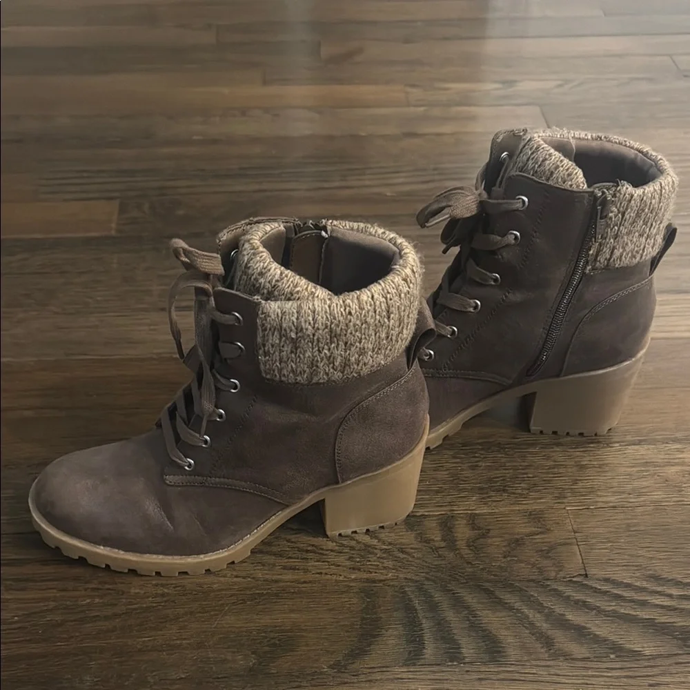 Women's Lace-Up Boots in Brown